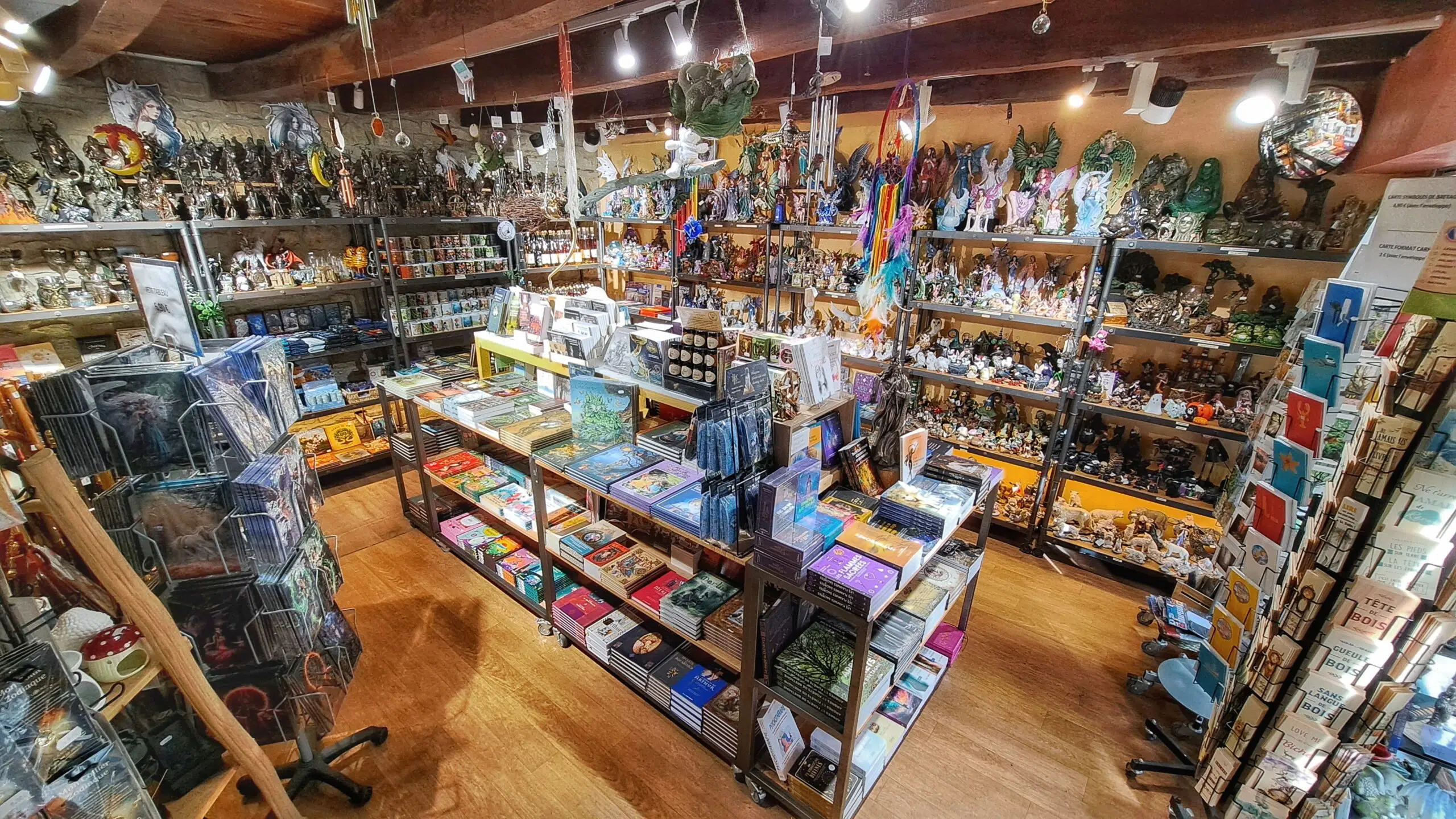 Photo de la boutique La Maison du Graal, livres et statues.