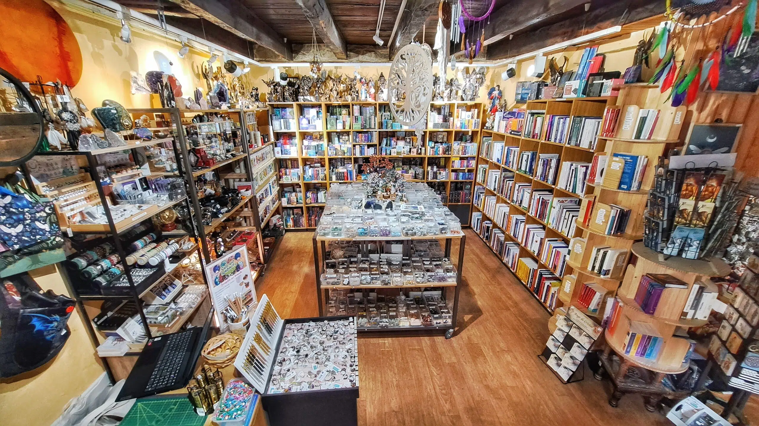 Photo de la boutique La Maison du Graal, cristaux, livres, oracles, statues, bougies...