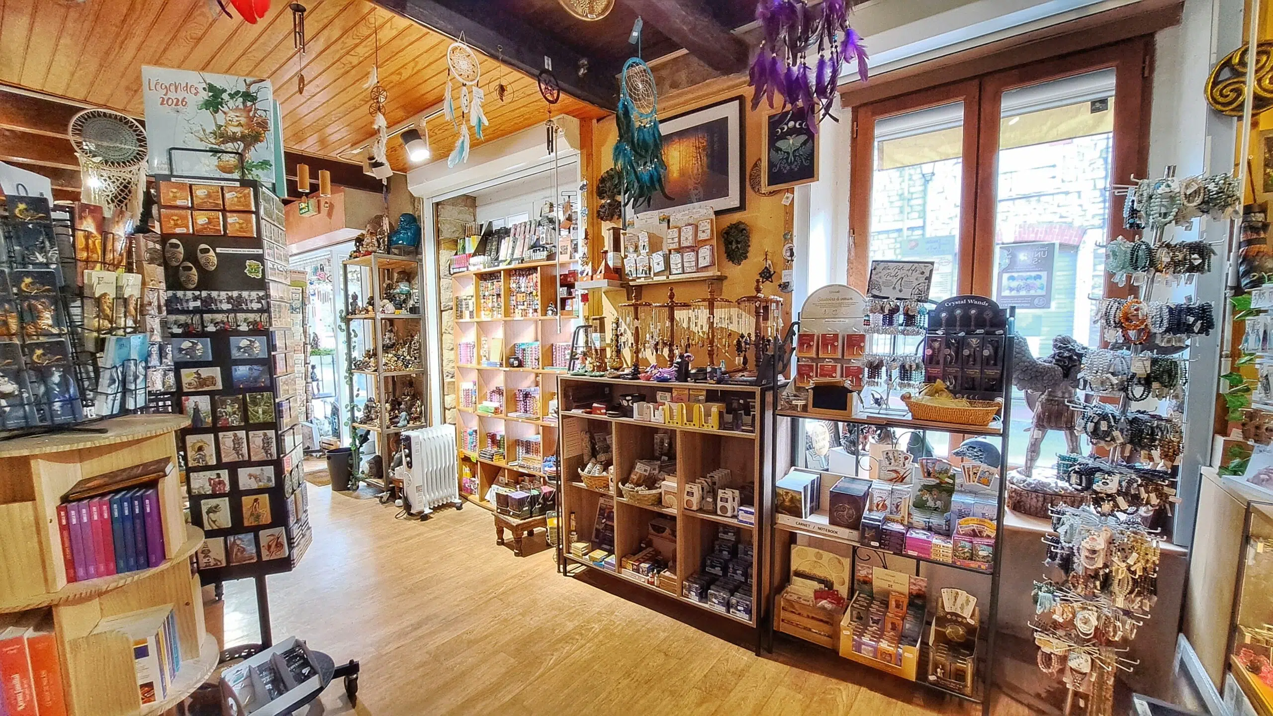 Photo de la boutique La Maison du Graal, encens, accessoires et cristaux.