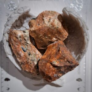 Calcite "orchidée" avec Apatite (brute)