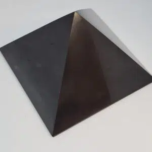 Pyramide Shungite AA - 100mm