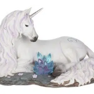 Licorne blanche allongé avec des cristaux verts - 19cm