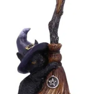 Chat sorcier avec son balai à sa gauche - 11,5cm