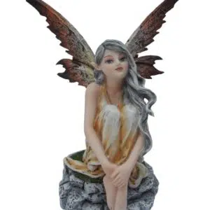 Fée sur rocher en robe jaune et ailes marron - 15,5cm