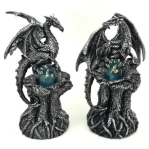 Dragon gris sur rocher veillant son petit LED - 16cm