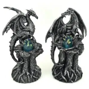 Dragon gris sur rocher veillant son petit LED - 16cm