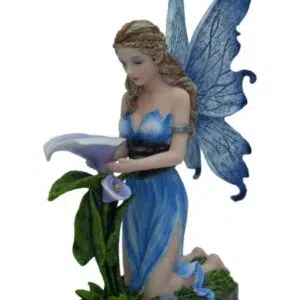 Fée bleue à genoux avec arum violet - 16cm