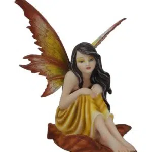 Fée robe jaune assise sur feuille marron - 13,5x14,5cm