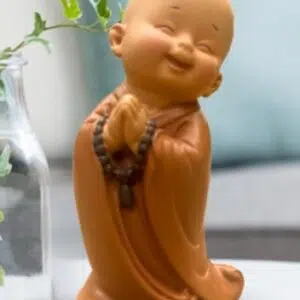 Bébé Bonze orange avec chapelet Thubten - 8,5cm
