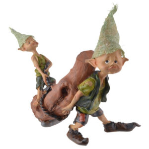 Lutins portant un tronc d'arbre - 16cm