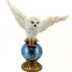 Chouette prête à s'envoler sur globe - 24cm