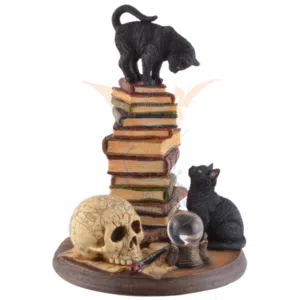 2 chats sur pile de livres & crâne - 19cm