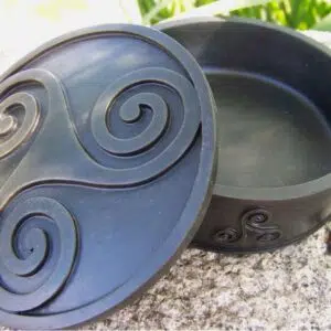 Boite : Triskel (poudre de marbre & résine) - 12cm