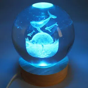 Veilleuse sphère en verre : Baleines (multicolore) - 9cm