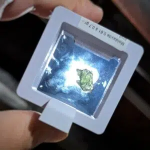 Moldavite brute & présentoir (12mm / 0,7gr)