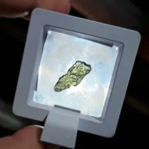Moldavite brute & présentoir (20mm / 1gr)