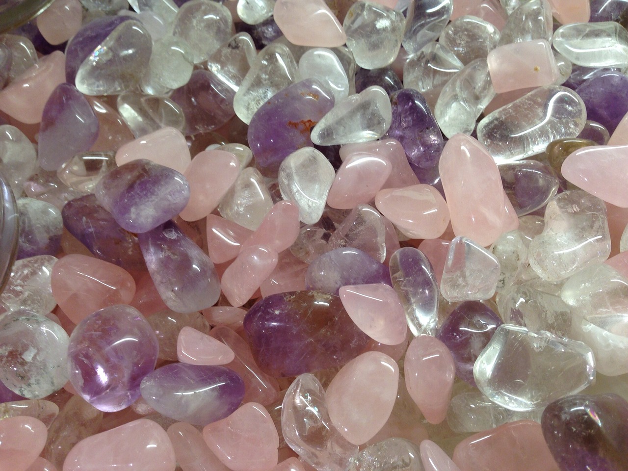 Cristaux d'améthyste, cristal de roche et quartz rose roulés.
