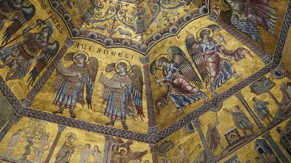Fresque dorée peinte de représentations médiévales d'archanges.
