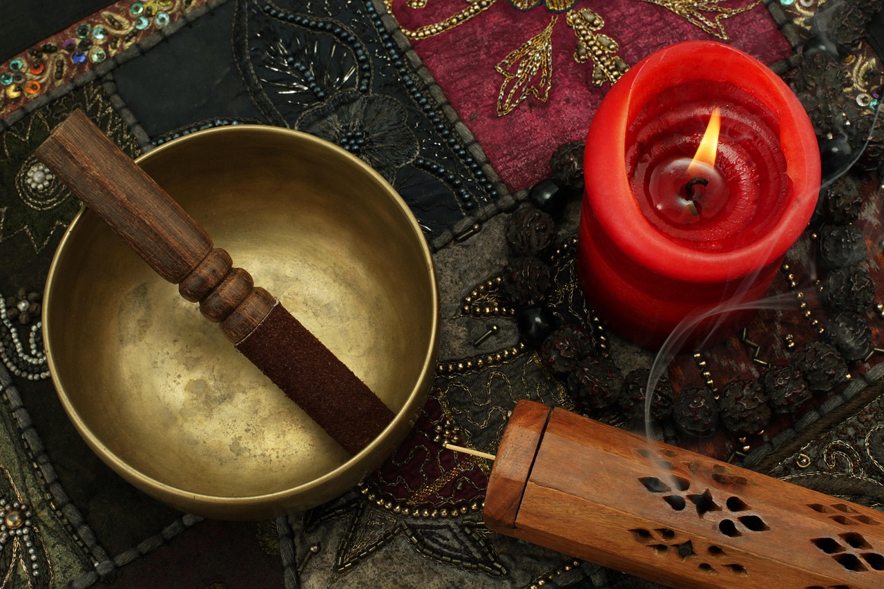 Bol tibétain avec bougie et encens.