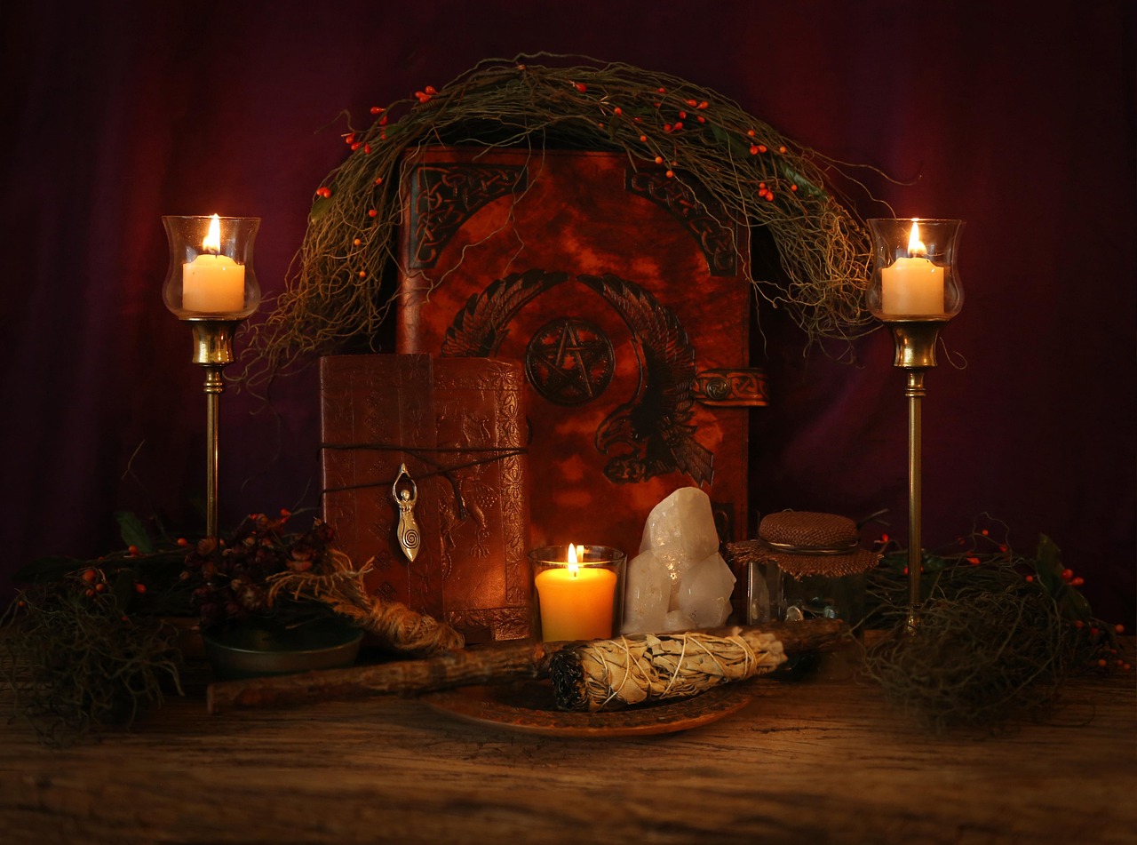 Autel païen avec grimoires et bougies.