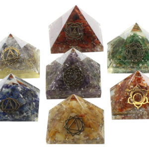 Coffret 7 pyramides en orgonite chakras.