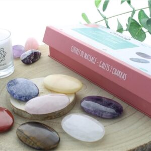 Coffret de massage avec galets en pierres pour les 7 chakras.