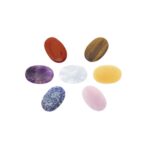 Coffret de massage avec galets en pierres pour les 7 chakras.