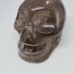 Petit crâne de cristal en quartz fumé.