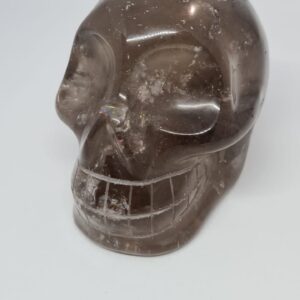 Petit crâne de cristal en quartz fumé.