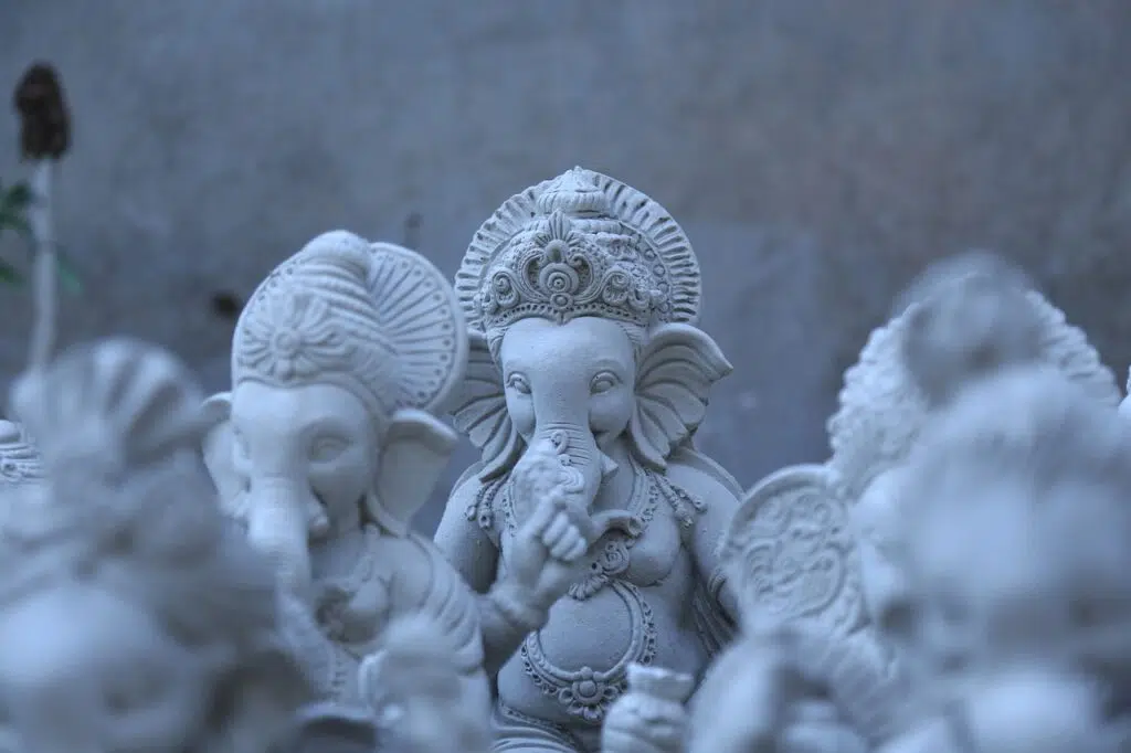 Statues blanches du dieu hindou Ganesh.