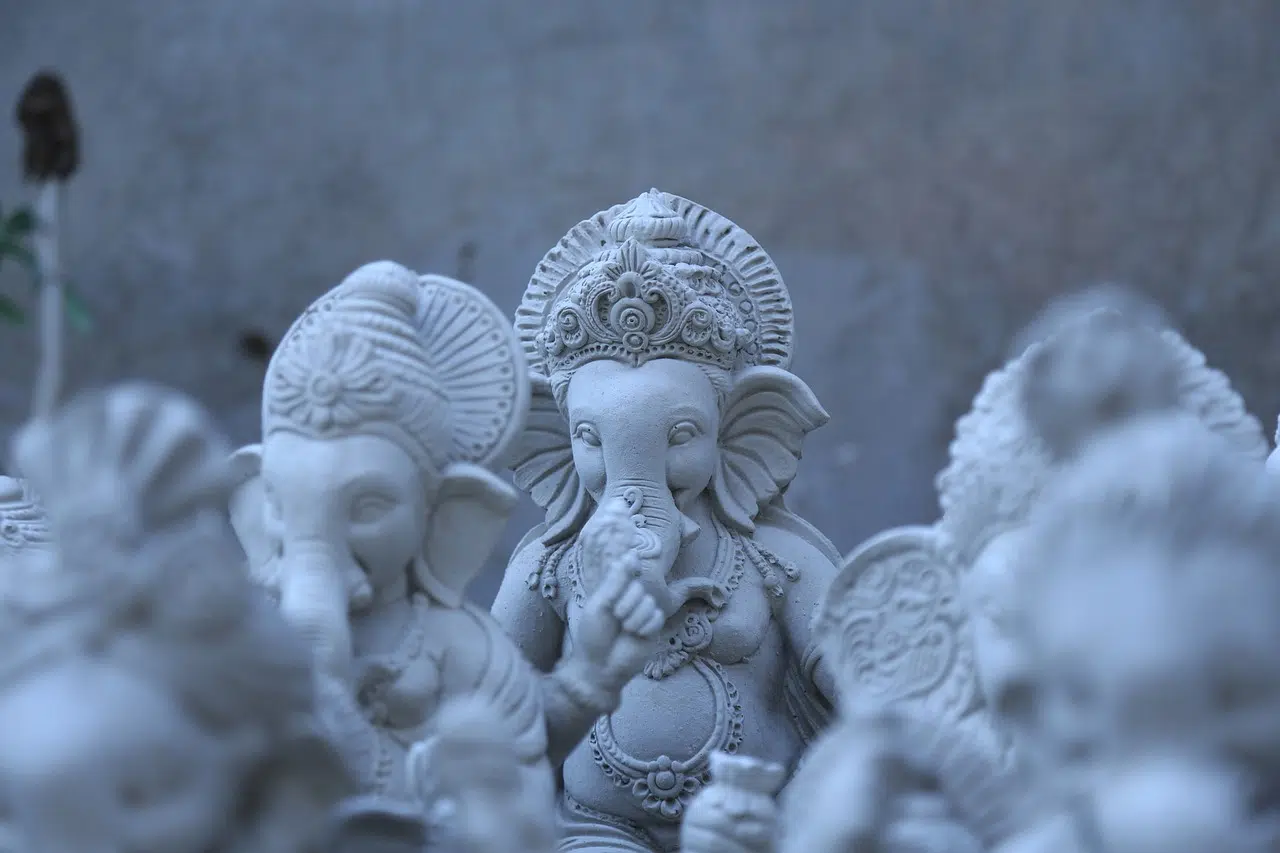 Statues blanches du dieu hindou Ganesh.