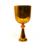 Graal en cristal chantant jaune doré.