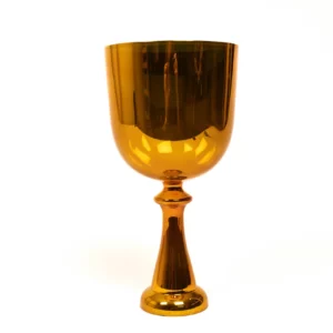 Graal en cristal chantant jaune doré.