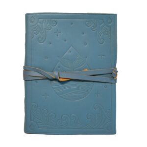 Grimoire en cuir bleu-vert élément eau.