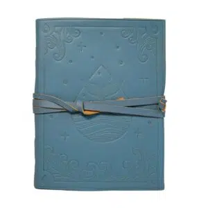 Grimoire en cuir bleu-vert élément eau.