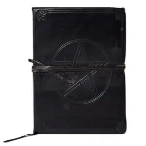 Grimoire en cuir noir avec pentacle gravé.