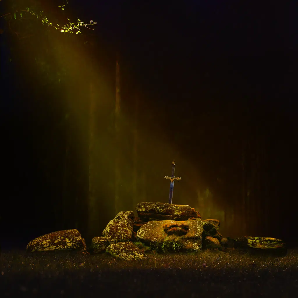 L'épée Excalibur plantée dans un rocher.