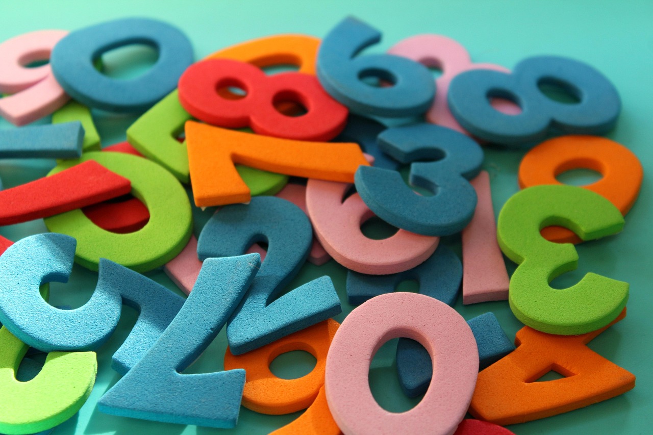 Nombres multicolores en relief.