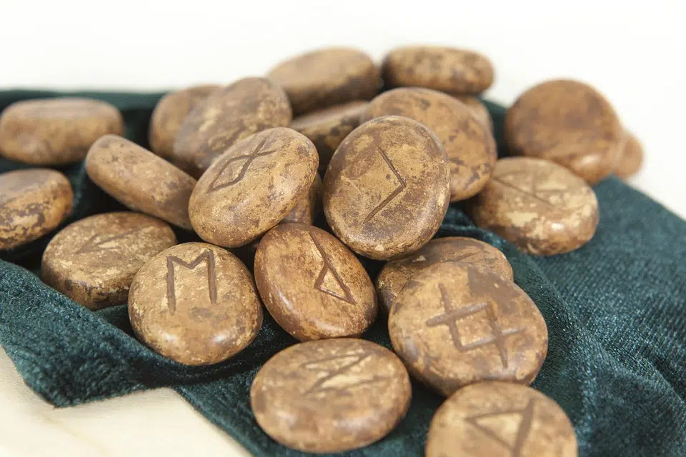 Symboles runiques gravés sur des galets de pierre.