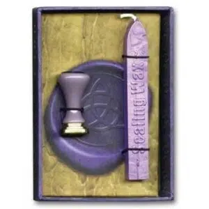 Seau triquetra et cire à cacheter violette.