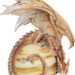 Statue d'un dragon orange posé sur la planète Jupiter.