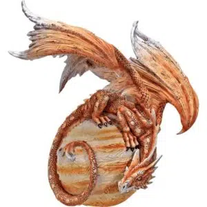Statue d'un dragon orange posé sur la planète Jupiter.