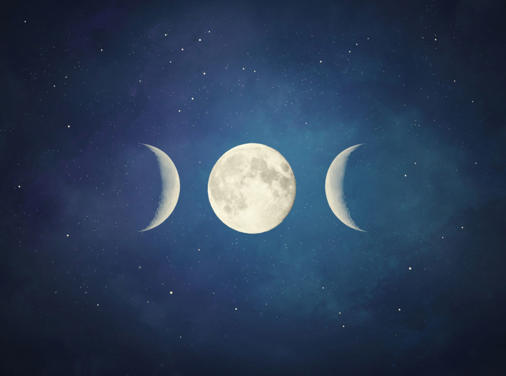 Triple lune dans un ciel nocturne étoilé.