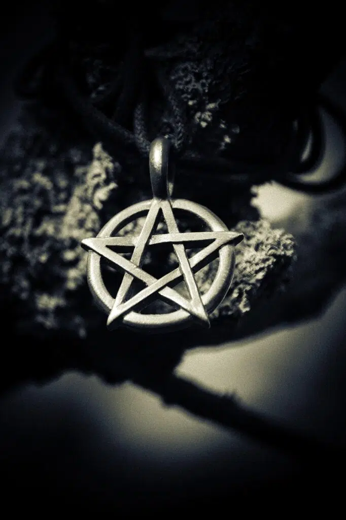 Pentacle argenté sur fond noir et blanc.